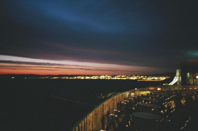 ジダン看板の向かいの対岸