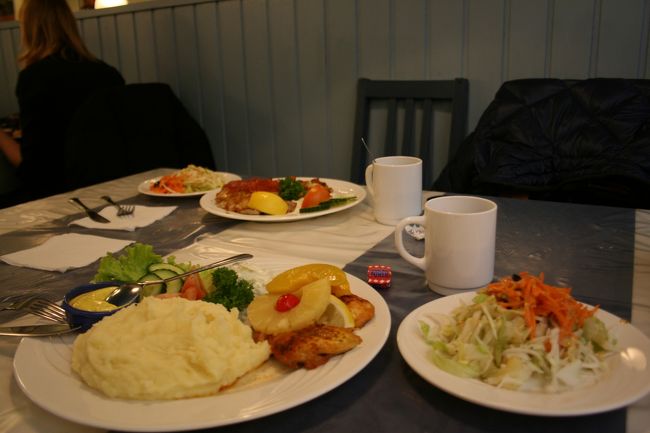 かもめ食堂まで歩いて行きました。なかなか発見出来ずにいましたが、発見するとお店の前に日本人の方がいました。お店の中でも１組のカップルさんも。