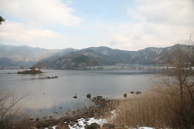 六角堂と河口湖大橋です。