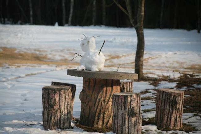 誰が作ったのか、小さな雪だるまがテーブルの上にありました。