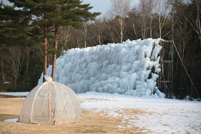 水をかけて凍らせたようです。