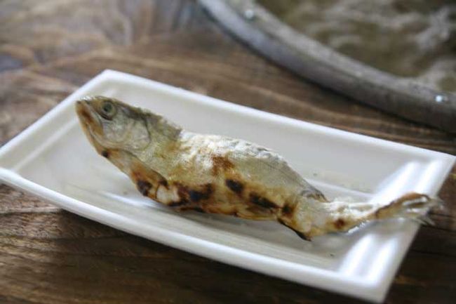 串を外して手づかみで食べました。<br />しっぽ以外は全て食べることが出来ました。<br />もちろん骨まで。