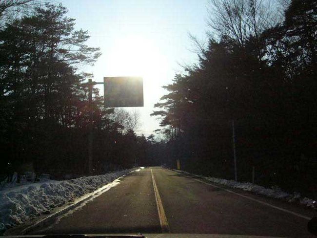 帰り道、R１３９の精進湖手前です。<br />道路以外(路肩にも)は雪があります。