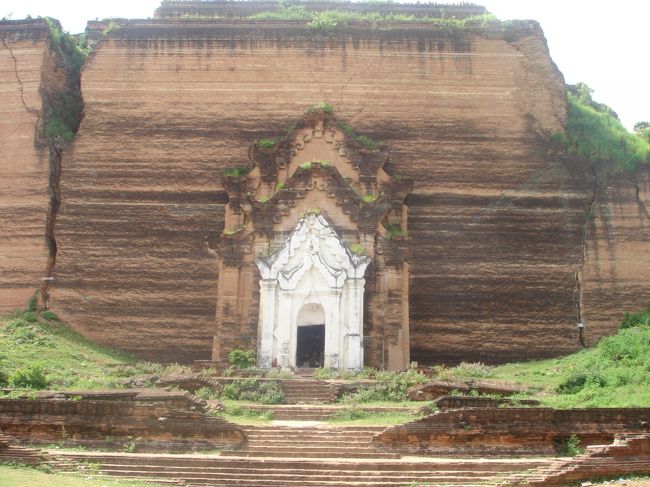 Mingon Paya<br /><br />見ごたえはある！実は中はとっても小さいの。<br /><br />“1790年にBodawpayaの指揮のもと建設開始。当時は何千人もの奴隷や戦争で捕虜になった人達を使用し、Bodawpayaが死ぬ1819年まで続けられていた。<br />1838年の地震にて建物に大きくひびが入ってしまったものの、それでも世界で一番大きなレンガの堆積物（建築物）である。”<br /><br />ＬＰより<br />