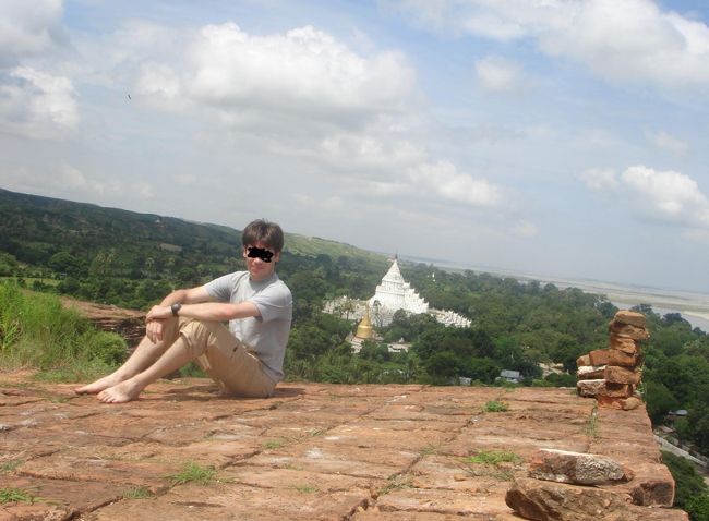 頂上までは登れるけど整備などはされてません。<br />裸足で登りましょうとのこと。<br />