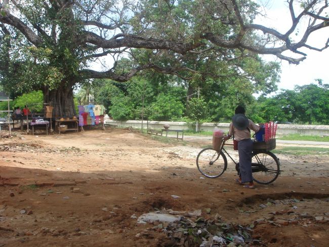 私は上まで登らなかったので下でのんびりコーラ飲んでた。この自転車のおじさんはミャンマーでよく見かけるアイスクリーム屋さん。チリン♪チリン♪とベルを鳴らしながらやってくる。アイスクリームコーンがなんとショッキングピンク！勇気がないから屋台のものは一切食べなかったけど、他の方の日記を見るとおいしいと書いてあります。