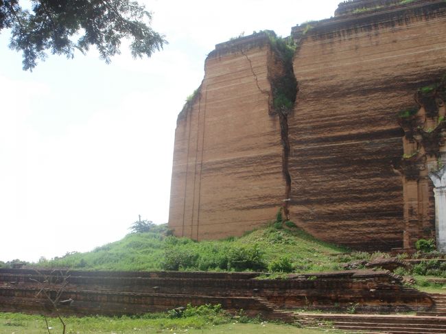 これがその亀裂。<br />これがあるからこの建物は２つと数えられる。