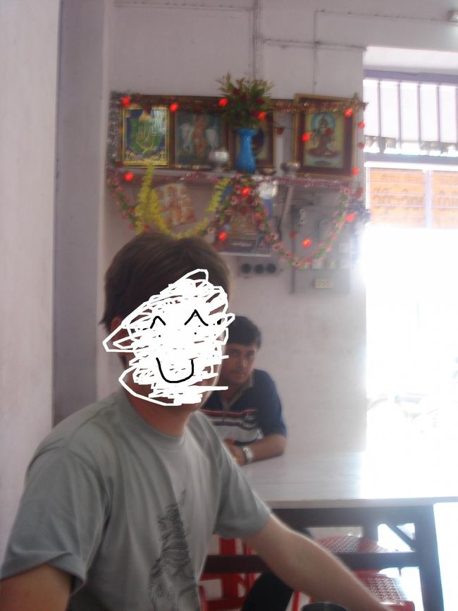 １３時発のマンダレー行きの船で無事帰還。朝のタクシーのおじさんも待っててくれて、そのままネパール料理の店、Nepali Restaurantへ行く。肉、魚、卵、アルコールが一切なしのベジのみの店。<br />うしろのおじさんもカメラ目線♪