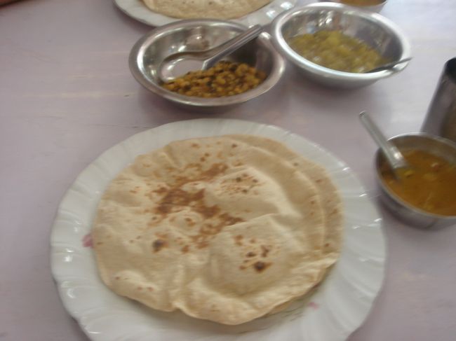 これはチャパティセット。Ｋ１０００だったと思う。豆カレー、じゃがいもカレー、あともう一品何か野菜カレーとチャパティが一枚付いてた。ここはめっちゃうまい！！おいしいのでチャパティをもう２枚頼んだ。