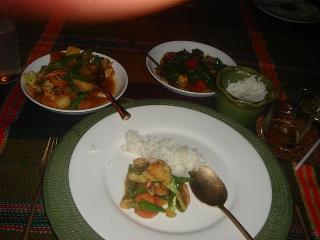 ホテルに帰ったとたん凄いスコールが来た。これからだんだん大雨になっていったのですが、私達はラッキーでそんなに被害はなかったけど、ちょっと遅く旅始めてたら旅行なんて出来ないくらい大洪水でした。<br /><br />夜はGreen Elephantにて食事。タイ風エビカレーだったような。。味はあまり覚えてないので、たぶん中だったと思います。