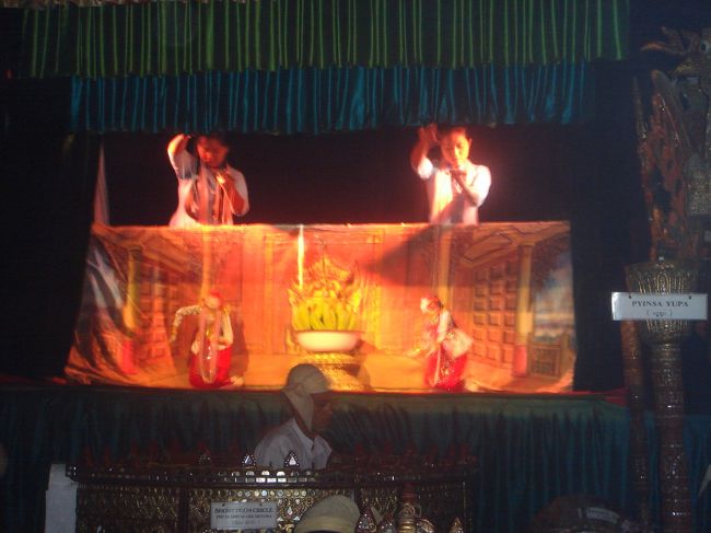 マリオネット劇の内容が全然分かりませんでした。次に行ったバガンでのレストランでは無料でマリオネット見せてくれたんですが、そっちの方が良かったように思う。これはＫ５０００くらいはしたし、満足度は・・・・なので私のお薦めではありません。<br />後ろに座っていたイギリス人のおじいさんは立ち上がって“Excellent!!"を連発していた。気に入る方もいるので人それぞれということね。<br />