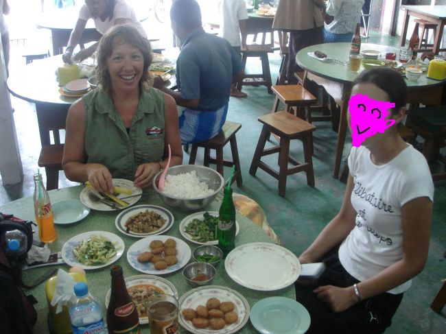 アーケードでコースターなどを買ってその後にランチへ。<br /><br /><br /><br />Lashio Lay Restaurant<br />シャン料理のお店。シャン料理ってあっさり系って聞いてたけど、私にはちょっと油っこい。カウンターに置いてある料理を選んでお皿によそってもらう。ボール並々ご飯はＫ１０００くらいだっと思う。４人でも食べきれない。<br /><br /><br />Sherryは一人旅。マイチャリで町を観光してるんだって！この後も実はヤンゴン、バンコクでも彼女とはチョコチョコ会って食事するんです。<br /><br /><br />