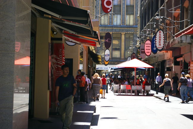 Cafe on Degraves St.<br /><br />シドニーを朝出発し、メルボルンのホテルに昼に到着。さっそくホテル近くのカフェが集まるDegraves St.でランチ。6年前に、English school後、時々classmateとすごした場所で懐かしさを感じながらのんびり。学校もそしてこの場所もあまり変わってなくてよかった。