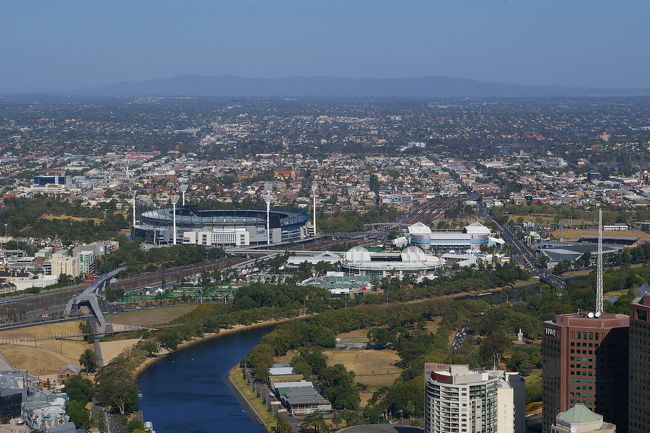 全豪オープンが行われるMelbourne Park<br /><br />F1が行われるAlbert Parkよりも中心部に近いところにあるMelbourne Parkでは数日後からテニスの４大大会の１つ全豪オープンが始まる。今年は世界水泳も行われる。メルボルンの夏はスポーツ三昧。