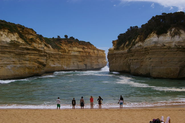 Great Ocean Road<br /><br />岩場の間にあるビーチ。自然がそのままでとてもきれいなもののとても深い。