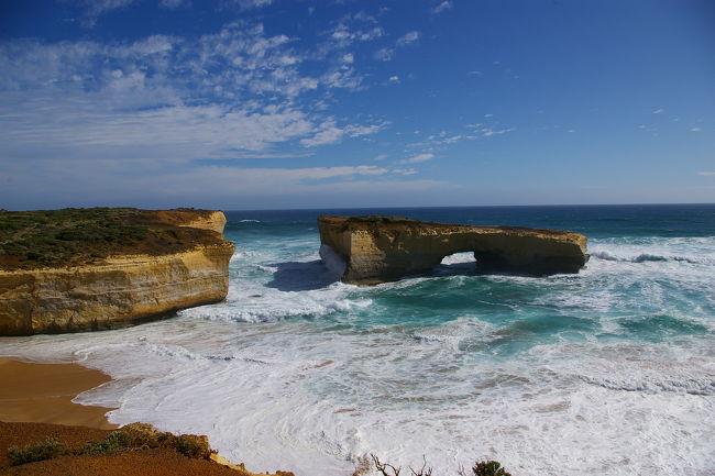Great Ocean Road(London Bridge)<br /><br />ロンドンブリッジと名づけられた奇岩のポイント。<br />少し前に波に削られて、崩れてしまいブリッジの形がかろうじて残る形になってしまったようです。この形もいつまで残っているのでしょうか。
