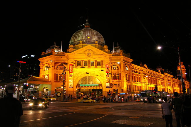 夜のフリンダース駅<br />メルボルンに戻る頃には日が暮れて夜に。<br />夜の街はライトアップされてなかなかいい雰囲気です。