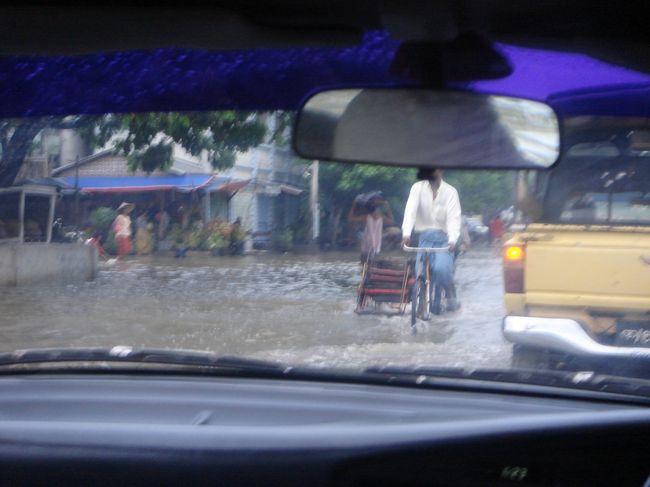 船が７時発だったので６時ごろ宿のおばさんに別れを告げていざ出発！<br />前日の大雨で川に近い道路は冠水状態！<br />車にも水がちょっと入って来てました。<br />