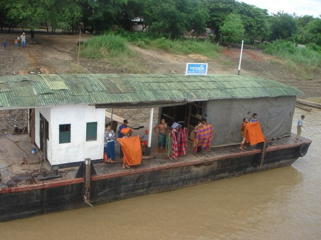 この売り子のおばさんの一人が船に飛び乗りましたよ！生活かかってるからみなさん必死です。