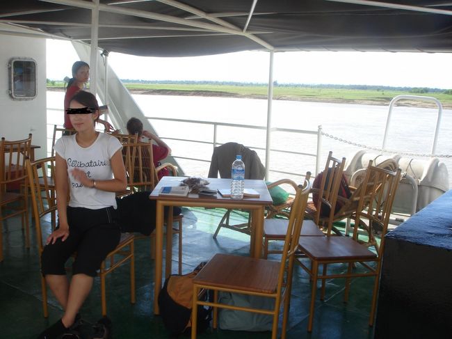 船は３階建てになっていて、一番下が室内大部屋があり、２階はデッキにビーチにあるような椅子がばっと並べてあり、３階はこの写真のような感じ。<br />乗り心地は電車に比べたらもう雲泥の差です。乗客が結構少ないのでどこでもゆっくりくつろげます。<br /><br />写真の後ろにいるカップルはマンダレーのレストランでも一度見かけて、バガンでも何度か見かけました。あいさつはしたけど結局一度も会話はしなかった。<br />彼はフランス人で彼女は中国かベトナムの人。