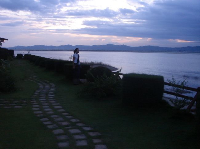 バガンには午後４時到着。<br />降りてすぐにバガンへの入場料を払わされ、サイカー（自転車タクシー）でホテルへ。<br />ホテルはBagan Thande Hotelのリバーサイド。<br />一泊朝食付き二人で＄５０。<br />部屋がとっても綺麗です！