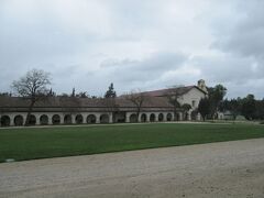 ★１日目
サン・ファン・バウテスタ
San Juan Bautista

サンノゼとサリナスの間にある１７９７年創設のカリフォルニア１５番目のミッションです。

小さな看板を頼りに進みましたが、のどかな村に突き当たり有名なミッションがある気配なし。迷ったかな、と思ったところで村の奥で見つけました。