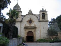 カーメル・ミッション

正式名は Mission San Carlos de Borromeo de Carmelo 。1769年に創設された伝道所で、一時期廃墟になっていたのを修復、現在は観光客が集まる地の利もあって最も状態のいいミッションの一つです。セラ神父当時の土台も残されています。

ヨーロッパの教会のような華やかさを感じるミッションでした。