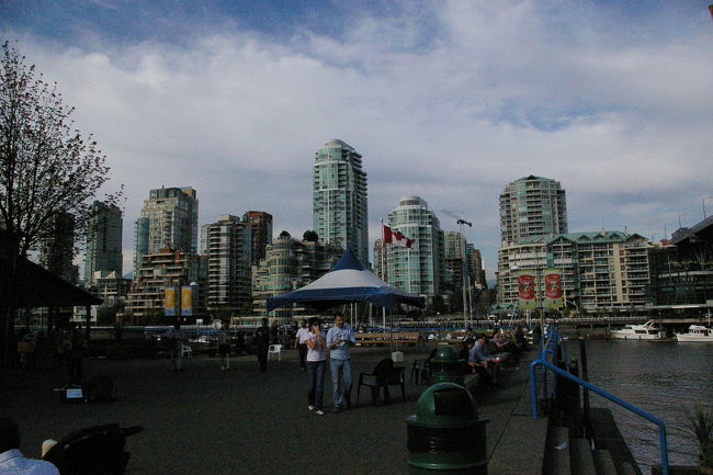 午後、カルガリーからバンクーバーに到着し、まずはダウンタウンをぶらぶら散策。グランビルアイランドへ。<br />ウォーターフロントのこの場所は気持ちのいいスポットでした。