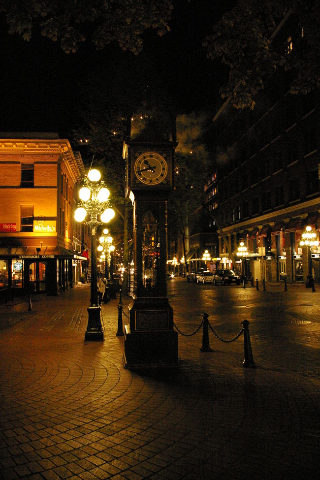 のんびりとグランビルやロブソンを散策し、暗くなった頃にガスタウンへ。このあたりは夜になるといい雰囲気です。