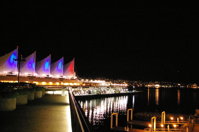 カナダプレイスのライトアップ。<br />こじんまりしたダウンタウンではありますが、夜はライトアップされたり、夜景も結構きれいでした。