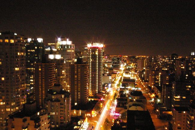 ホテルからのメインストリートであるロブソンストリート。