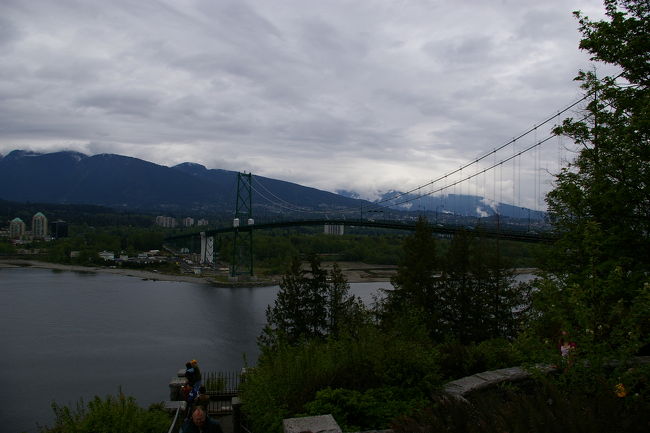 スタンレーパークからのライオンズゲートブリッジ。<br />6年前はこの向こう岸にホームステイしていて毎日バスでここをわたっていた橋。あまり変わってないなぁと実感。<br />あいにく天気があまりよくなくて肌寒い。