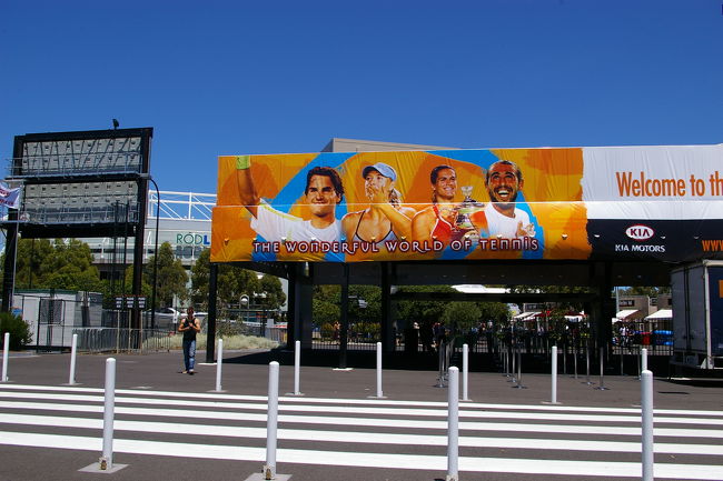 テニス全豪オープンの会場<br />本戦開幕を数日後に控えた会場をみてみようとメルボルンパークへ。会場では本戦出場かけた予選を開催中。4大大会ともなると敷地内には20ほどのコートが。