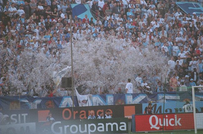 　サポーター席。<br /><br />　何を蒔いているのかよくわかりません。