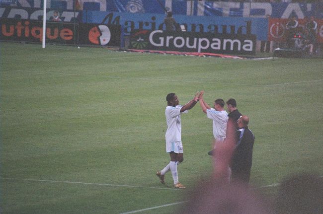 　マルセイユでの公式戦ラストマッチのドログバ　<br />最後の交代場面<br /><br />　数ヵ月後、当時の５０億円相当でチェルシーに引き抜かれることは想定されていなかったような。