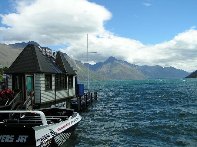 香港・オークランドを経由して成田出発から１日強、最初の目的地クィーンズタウンに到着し、とりあえずホテルにチェックインし、クィーンズタウンの街を散策。<br /><br />湖畔にクィーンズタウンはあり、水も空気もとてもきれいですがすがしい気分に。