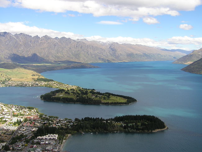 近くにゴンドラで上れる展望台があり、まずは街やこの辺りの景色を一望しに、展望台へ。<br /><br />湖も山もきれいで、心が癒されます。<br />今回の旅のメイン、フィヨルド”ミルフォードサウンド”を観光するため、現地の英語のツアーを予約し、初日はクィーンズタウンの街を散策し、夕食をたべてホテルに。
