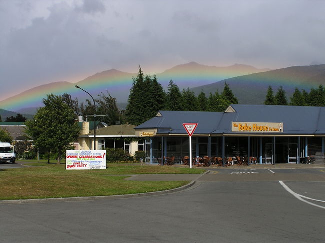 この日は早朝からツアーにてミルフォードサウンド観光に。<br />英語のツアーに参加、ヨーロッパからの数人と一緒にマイクロバスにて移動、途中ミルフォードサウンド観光の拠点の街テアナウにて休憩。にわか雨のおかげで虹に遭遇。<br />このベーカリーで朝食。