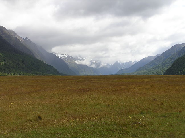 天気はイマイチですが、ミルフォードサウンドへ近づくにつれて徐々に壮大な景色に。<br />ロード・オブ・ザ・リングの一光景としてありそうな風景。