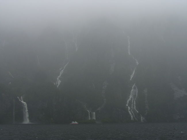 ついに南半球のフィヨルド”ミルフォードサウンド”に。<br /><br />あいにくの雨でガイドブックにあるような青空と切り立った崖の風景どころか、視界がもやってかなり厳しく、少々がっかり。ただ、晴天でクリアな視界の日は年間そんなに多くないとの事。ここにくる場合は数日滞在の覚悟が必要ですね。<br /><br />フィヨルドの中に遊覧フェリーにて突入。<br />