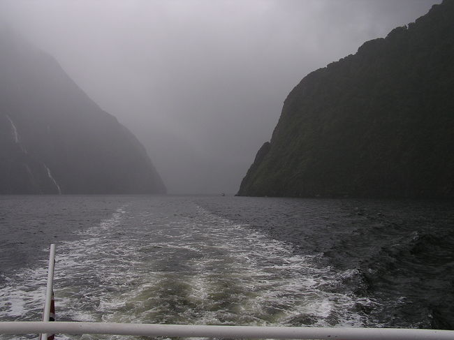 視界は限られますが、両側に黒い崖上の陰が。<br />全貌はみえませんが、スケールが無茶苦茶大きいのが感じられました。<br /><br />ただ、雨とやはり山だけあって夏でもかなり寒いです。