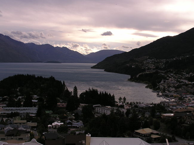 朝から丸１日のミルフォードサウンド観光を終えクィーンズタウンに戻ると、ちょうど夕焼けどき。<br />空気が澄んでいるせいか、夕日もすばらしくきれい。