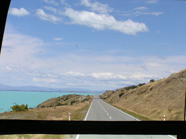 メインの観光を終え、翌朝、次の目的地クライストチャーチへ。<br /><br />クィーンズタウン〜クライストチャーチ間にはマウントクックやテカポ湖など、多くの自然の見所がたくさんあり、路線バスではありますが、主要なスポットにはよってくれる上にドライバーさんの説明付きなので移動しながら観光できて、これはリーズナブルだしお得でした。<br /><br />バスからの光景。コバルトブルーの湖にそってまっすぐな道、そして青空。夢見心地な光景でここは自分で車を走らせたい場所でした。