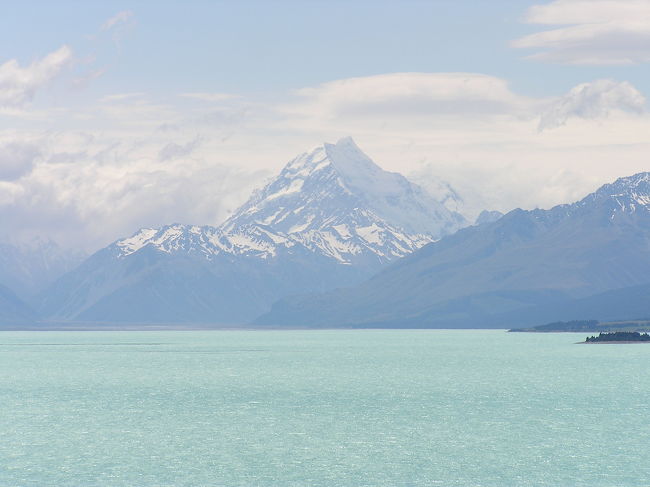 マウントクックの麓で路線バスは１時間強、停車。<br />昼食を食べ、少々ハイキングをし、マウントクックを出発。<br /><br />途中、湖ごしにマウントクックを望むポイントで撮影タイムでドライバーさんが停車してくれました。路線バスと行ってもサービスよく、バックパッカーなど観光客が利用するわけがわかります。<br /><br />それにしてもこの湖の色と空、そして雪を冠った山、すがすがしい気分になれた最高に気持ちいいです。