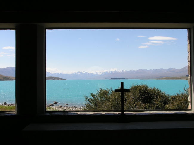 教会の中に入り、窓から湖を望む。<br />影と湖のコントラストが最高の眺めでした。<br />お気に入りの１枚です。<br /><br />テカポ湖をでて、クライストチャーチへ。<br />ここを出ると左右、羊だらけの光景がずーっと続きました。これぞニュージーランドといったところでした。