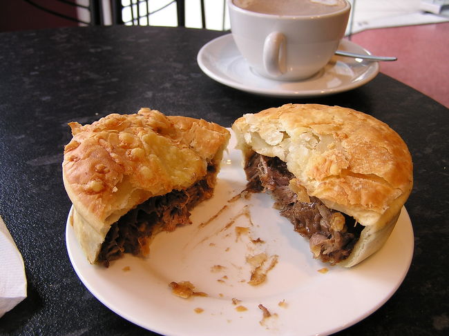 クライストチャーチの朝はのんびりスタート。<br /><br />朝食はお気に入りのミートやビーフなどが入ったパイ。ニュージーランドでは手軽な値段であったかくておいしいパイが気軽に食べられます。これとフラットホワイトがニュージーランドにきてお気に入りの朝食の組み合わせ。