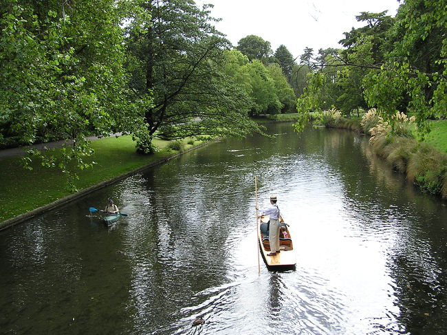 ”ガーデンシティ”と呼ばれるクライストチャーチ、街の真ん中をこのエイボン川が流れ、緑一杯で気持ちがいい街でした。<br /><br />街自体は小さく、見所は中心部にコンパクトにまとまっていて、街中緑にあふれたガーデンシティといわれるにふさわしい街です。