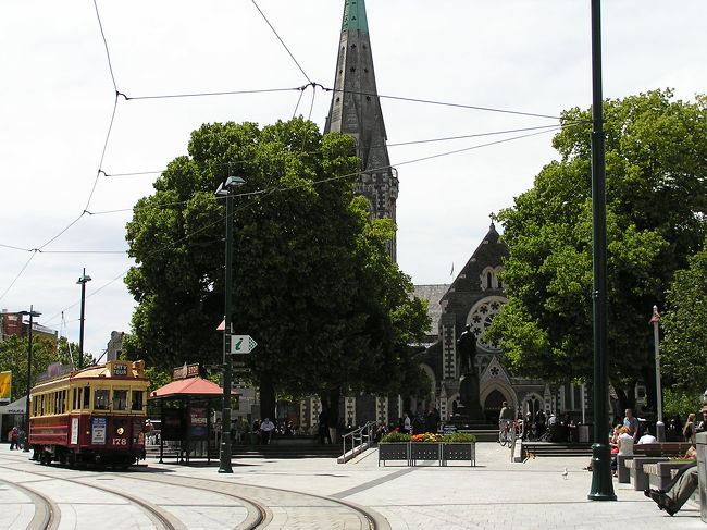 街の中心部、クライストチャーチ大聖堂。<br />中心とはいっても大きなビルもなく、街の雰囲気はイギリスの田舎街といったところでしょうか。<br />