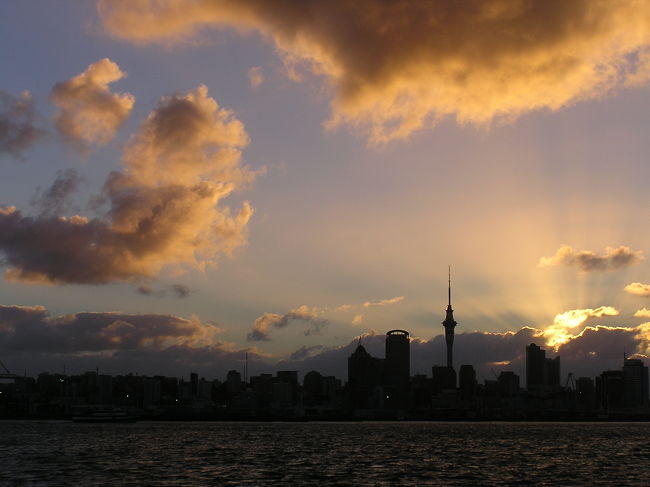 クライストチャーチから空路、オークランドへ。<br />オークランドのダウンタウンにつく頃には夕方に。<br /><br />首都だけあって、やっぱりニュージーランドとはいえ都会です。