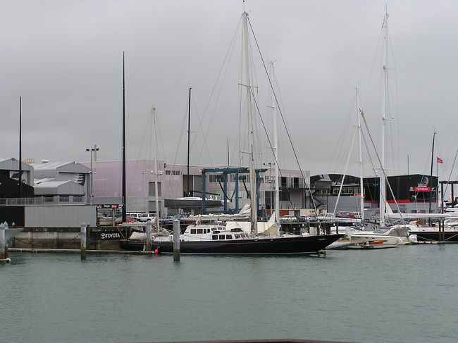 翌日、早速オークランドの街を観光。<br /><br />City of Sails "帆の街" といわれるだけあって、ハーバーに停まってるヨットの数がはんぱない。ヨットのアメリカズカップの基地もすぐそばにありました。<br /><br />いい値段するので断念したものの、アメリカズカップで使ったヨットでセイリングできるツアーもあったり、ヨットにものってみたかった。